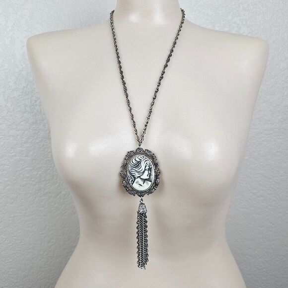 Vintage Jewelry - 1970s Resin Cameo Black White Pendant Necklace Tassel Silver Tone Vintage